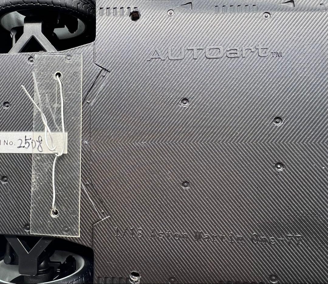 No7ミニカー1/18箱ありAUTO art ASTONMARTIN ONE77