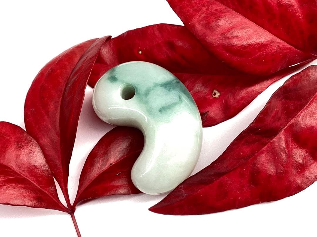 ✳味身良好‼️ 摩訶不思議なパワーの糸魚川翡翠　ジェダイト勾玉　御守り*守護石に‼️