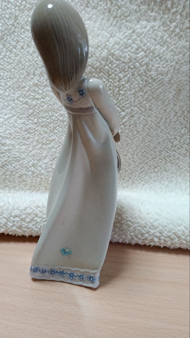 ポーセリンアート　リヤドロ人形　　花籠を持つ少女