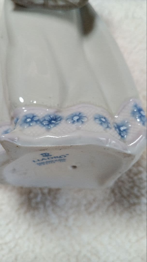 ポーセリンアート　リヤドロ人形　　花籠を持つ少女