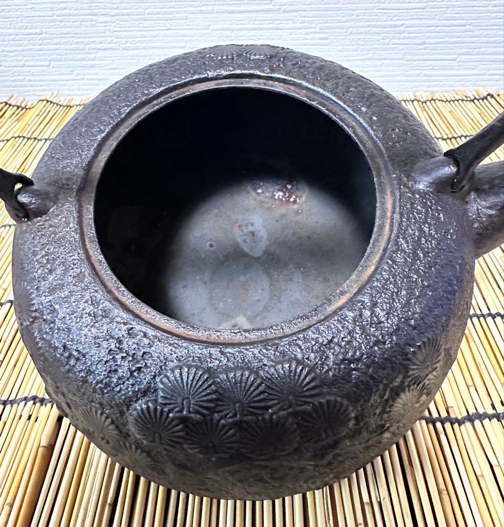 ＵＳＥＤ品 南部清茂造　１５型松文様　鉄瓶　南部鉄瓶　南部鉄器　鉄瓶