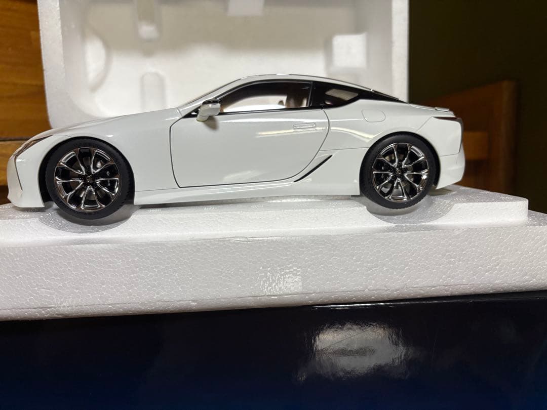 オートアート 1/18レクサス LC500 メタリック・ホワイト