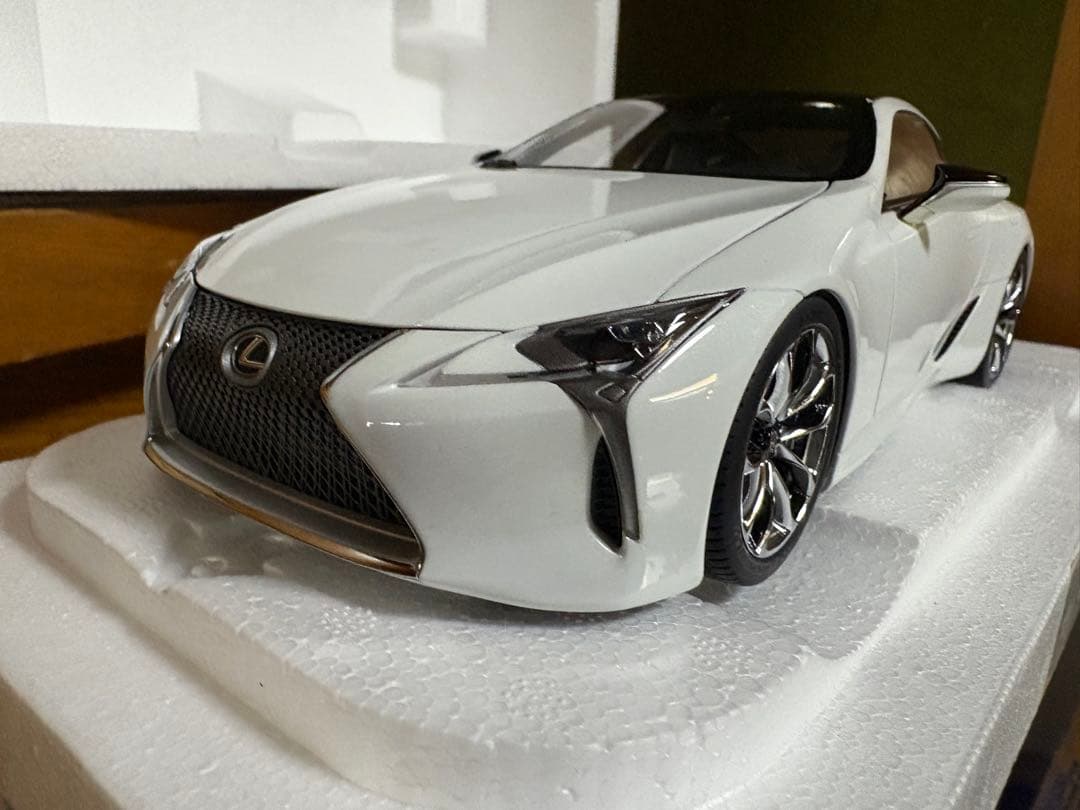 オートアート 1/18レクサス LC500 メタリック・ホワイト