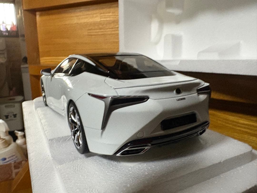 オートアート 1/18レクサス LC500 メタリック・ホワイト
