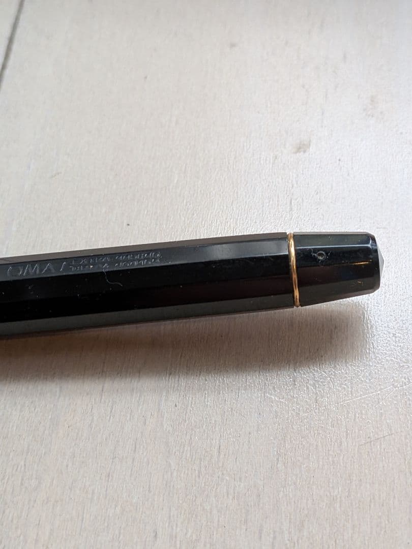 黒の万年筆 金ペン先 八角形キャップ