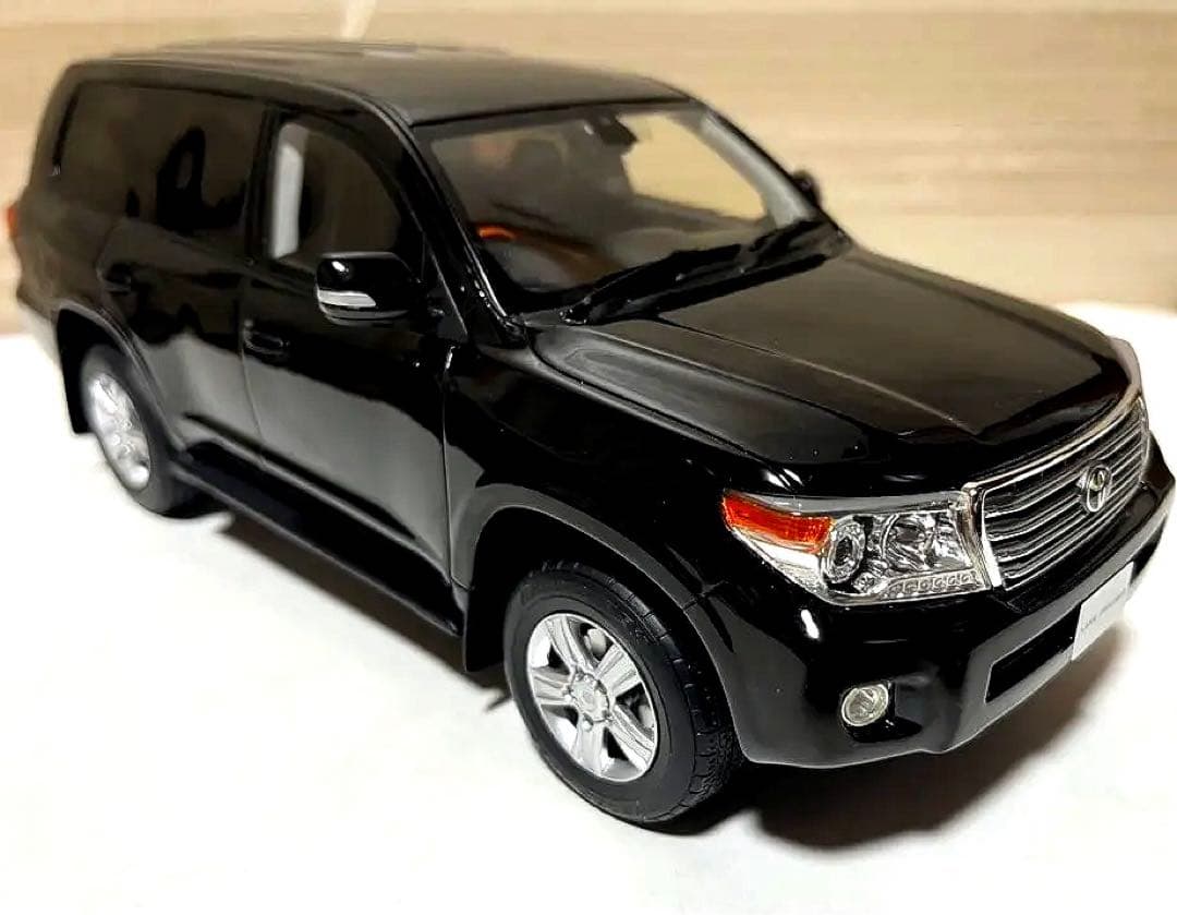 SAMURAI 1/18 TOYOTA ランドクルーザーAX G セレクション