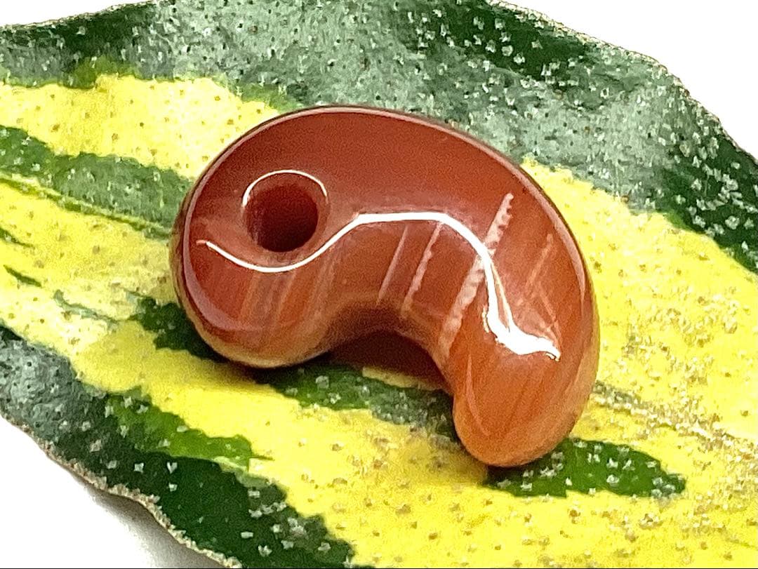 ✳赤は希少で5〜7万円です‼️山形県＊霊宝月山赤めのう勾玉　真っ赤な結晶　本物保証