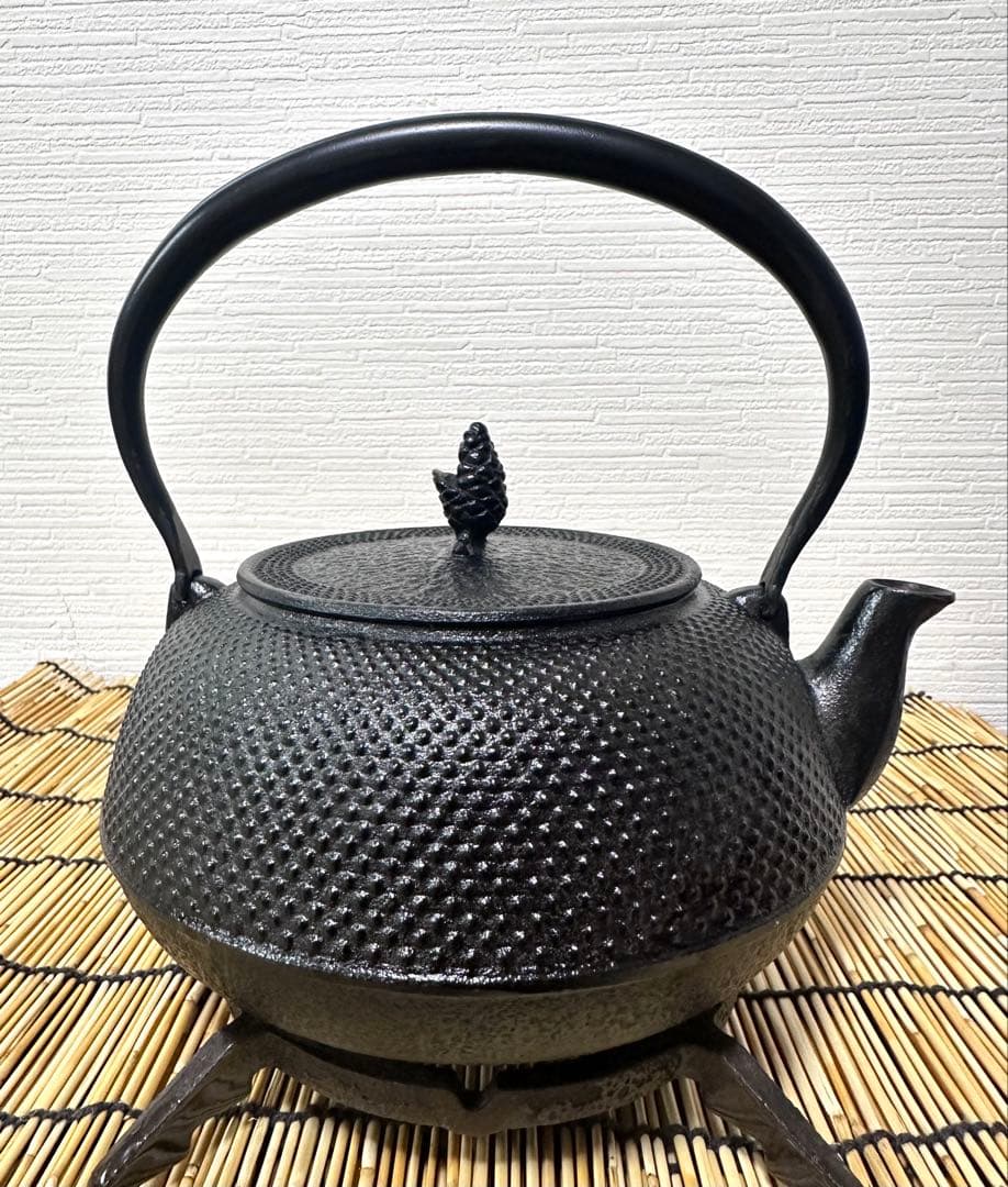 未使用、保管品、付属品付　南部岩鋳造　１８型平アラレ　南部鉄瓶　南部鉄器　鉄瓶