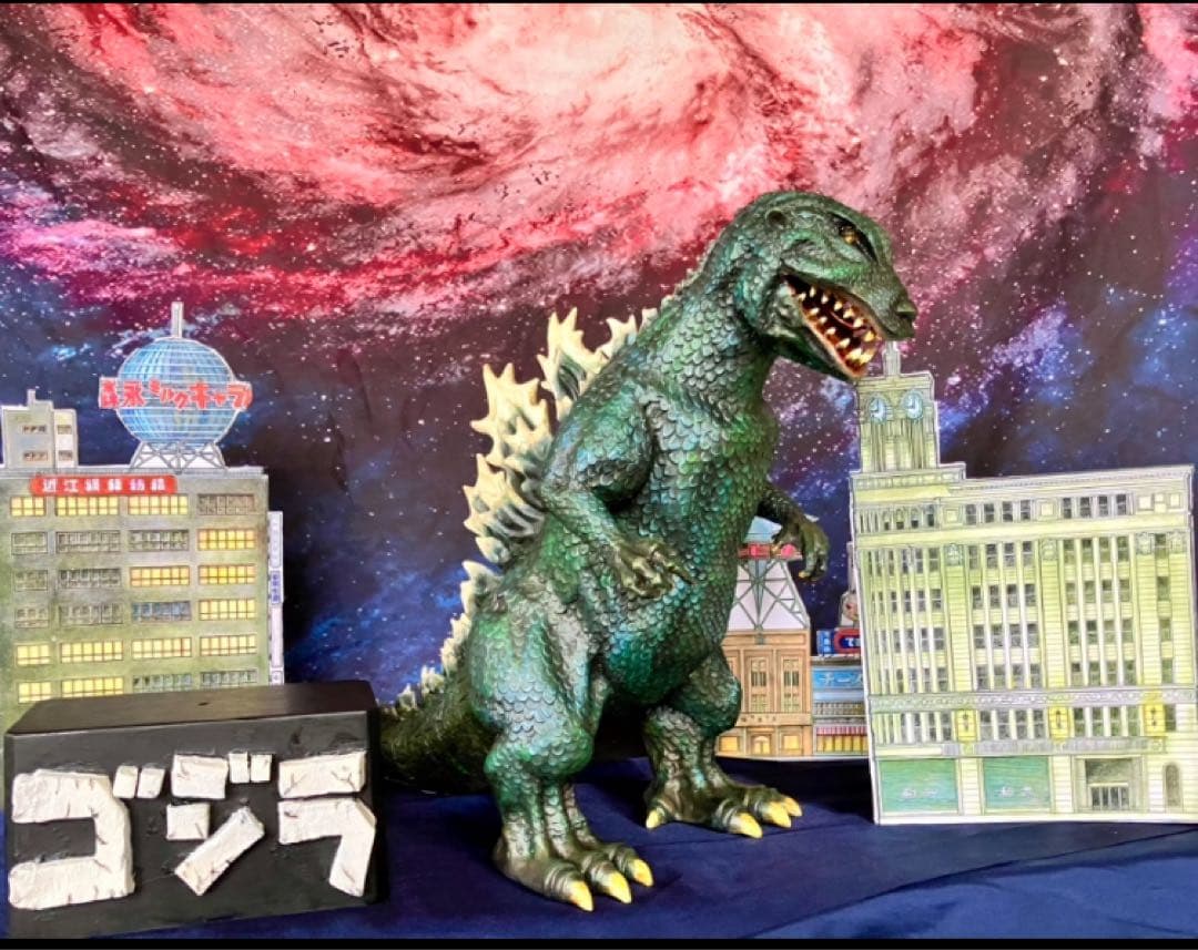 ウロコ・ゴジラ雛型レジンキット& 銀座書き割りセット完成品&特製ゴジラプレート￼
