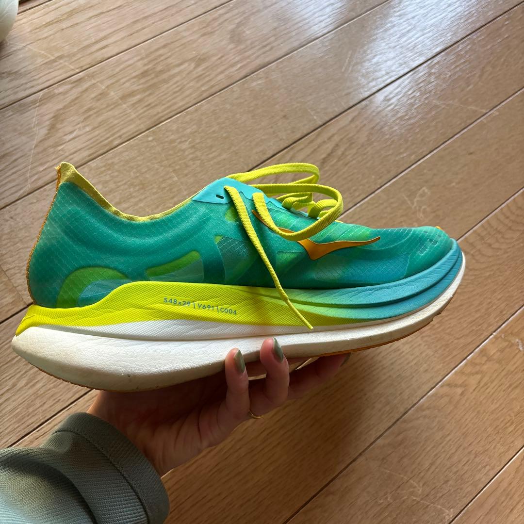 ホカオネオネ　ロケットカーボンエックス2