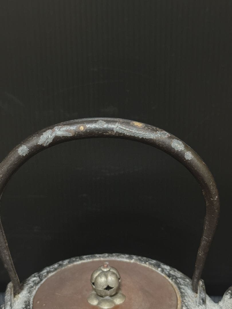 平安 泰山堂 造 白肌 金銀象嵌提手 平丸型 在款有 宣徳蓋 鉄瓶 茶道具