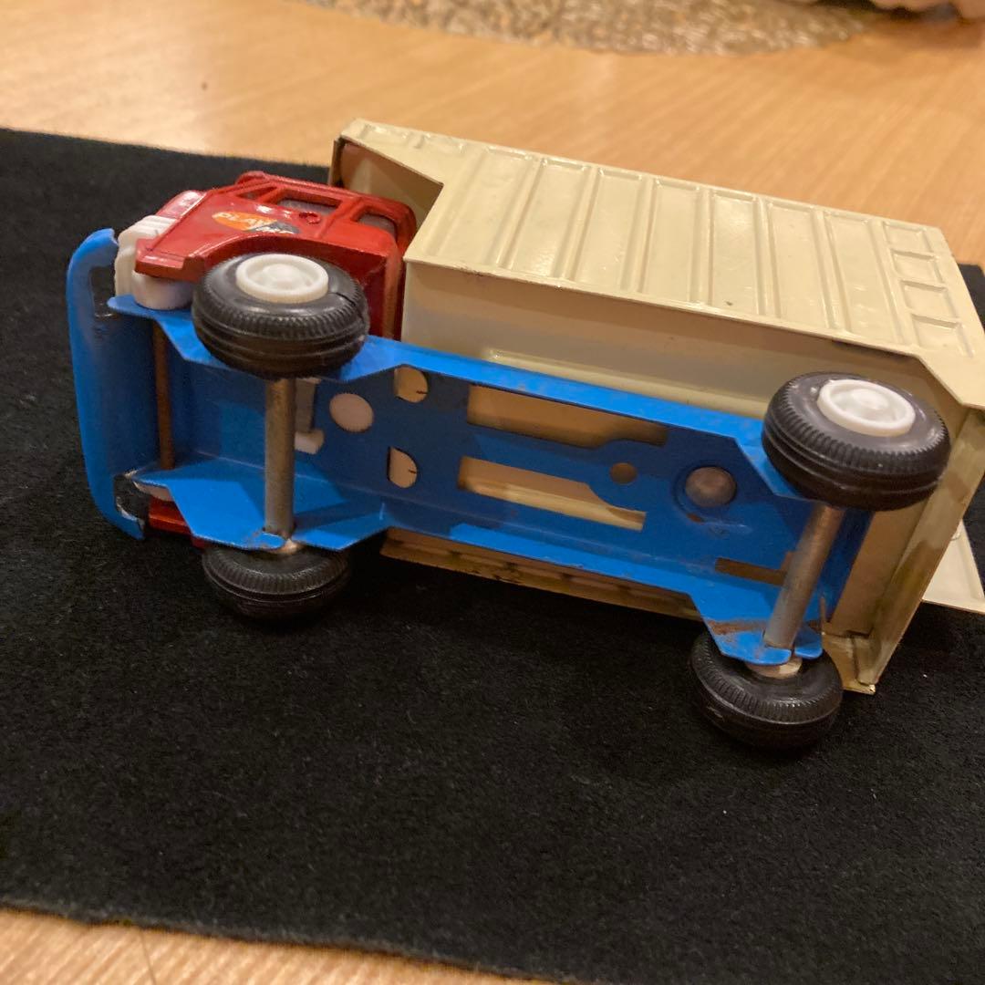 赤とベージュのトラック PLAY ME