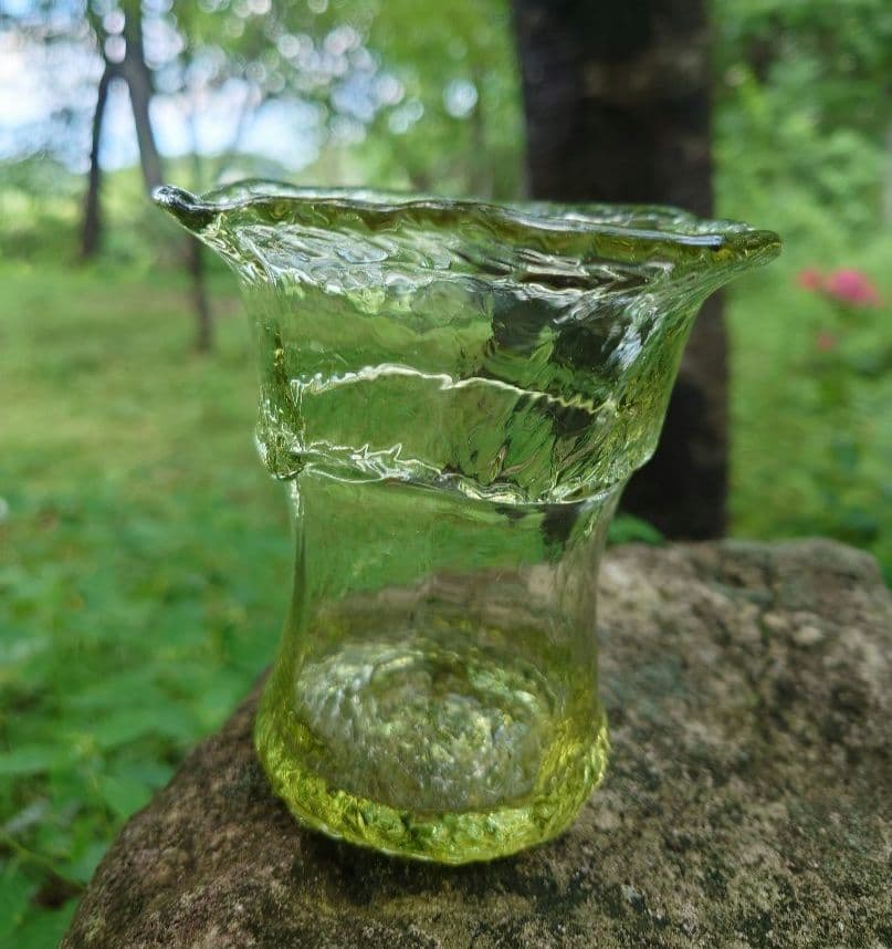 野田収　個展作品　手びねりのグラス(Ａ）新島硝子　コーガ石　自然の緑色