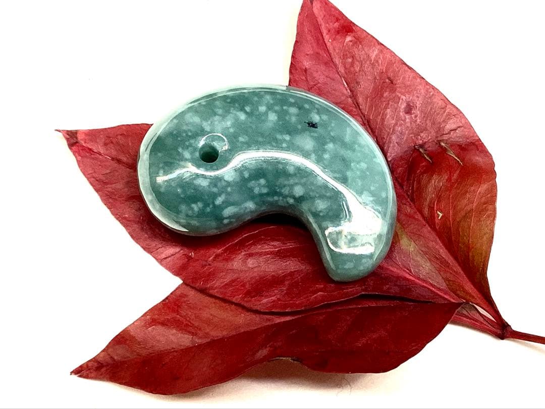 ✳ premiumシリーズ天然翡翠 雪輪文様*再結晶線入り　限定品　一流の勾玉を