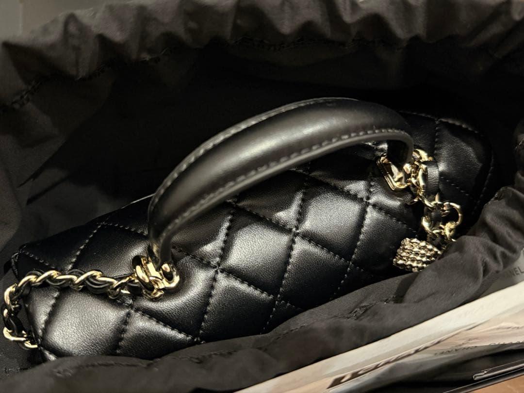 ノベルティ　ccロゴ　ブラック　キルティングバッグ　チャーム付き（取り外し可能）