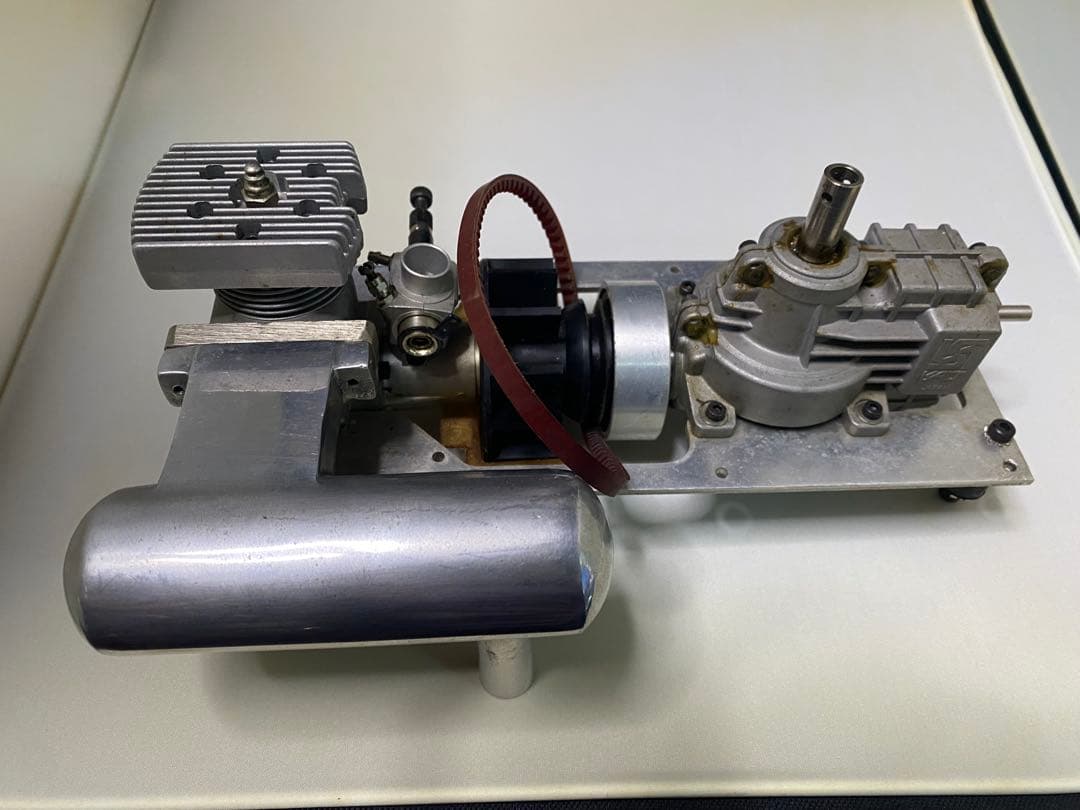 osmax45エンジン マフラー　ギアボックス付き