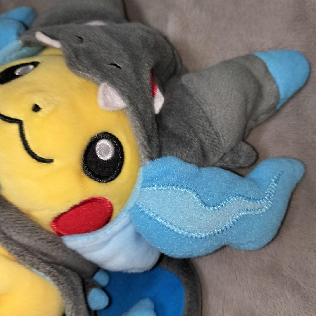 メガリザードンXのポンチョを着たピカチュウ ぬいぐるみ