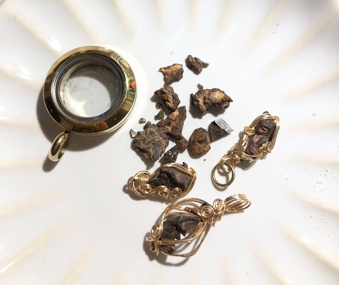 隕石　メテオライト　イミラック　ペンダントトップ付き