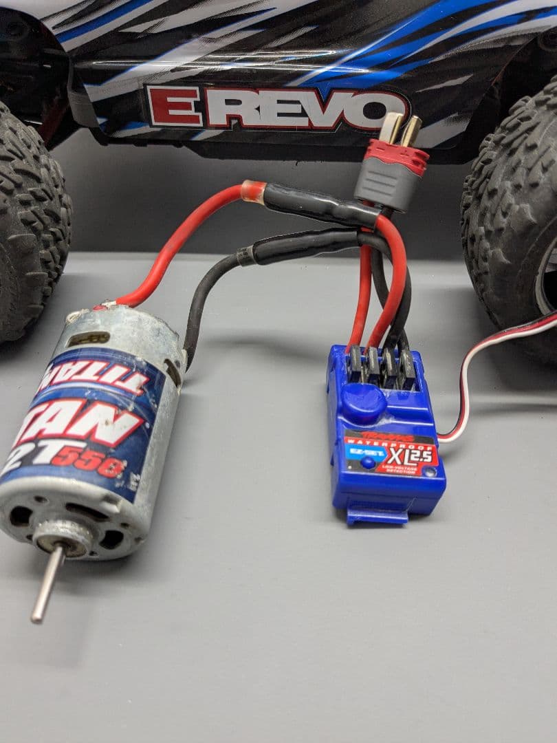 トラクサス E-Revo 1/16