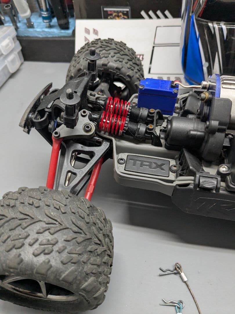 トラクサス E-Revo 1/16