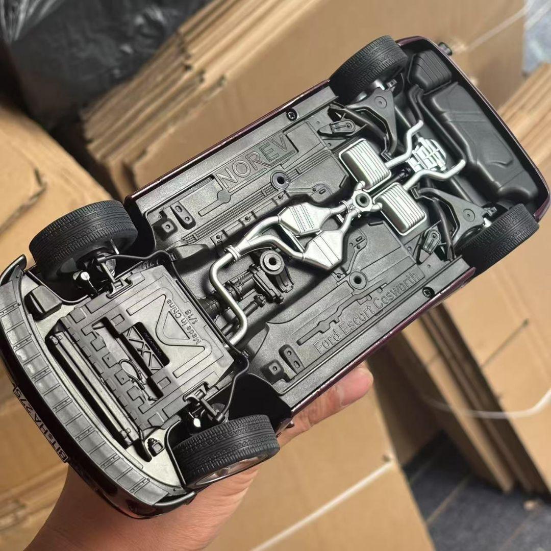 Ford Escort RS Cosworth ダークレッド ミニカー 1/18