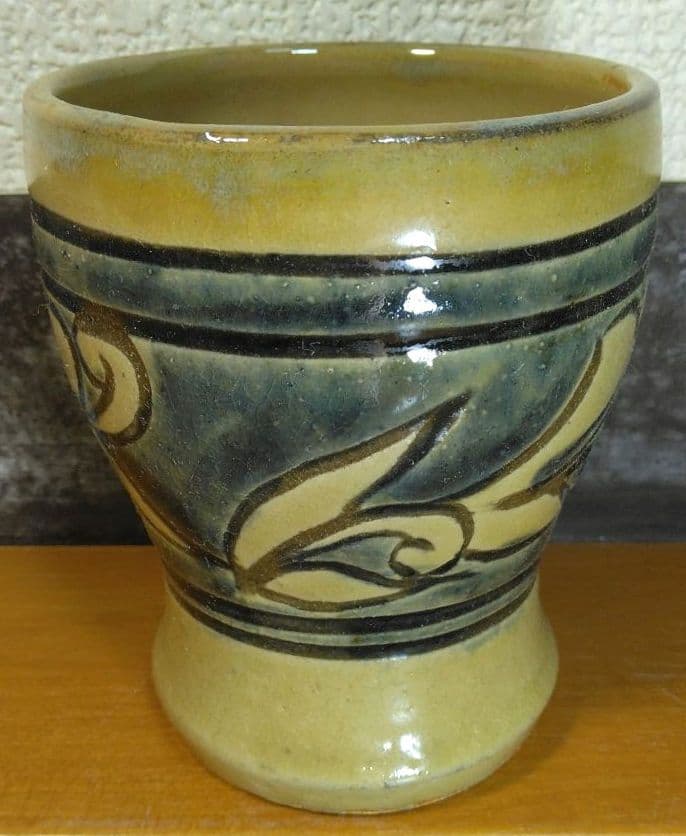 人間国宝 金城次郎 壷屋焼ゴブレット(草花文) 栞 共箱 美品 やちむん 壺屋焼