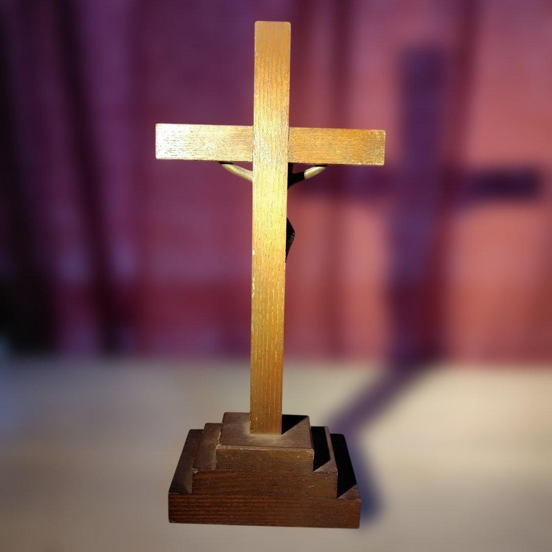木製台座のキリスト像付き十字架　カトリック教会