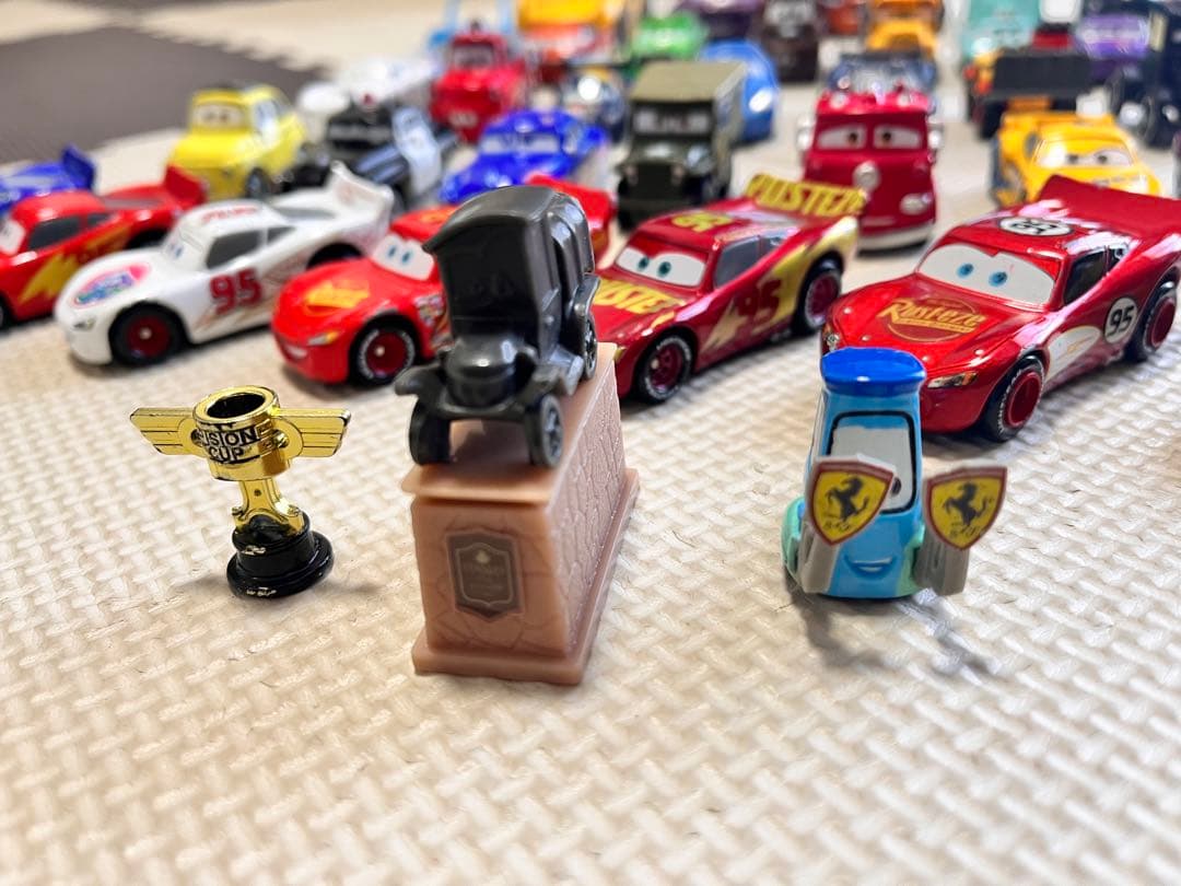 カーズ ミニカーまとめ売り48台＋ピストンカップ付き