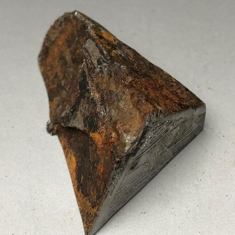 隕石 鉄隕石　アルタイ隕石　原皮付き　ナチュラル　原石　重さ約93ｇ　台付き