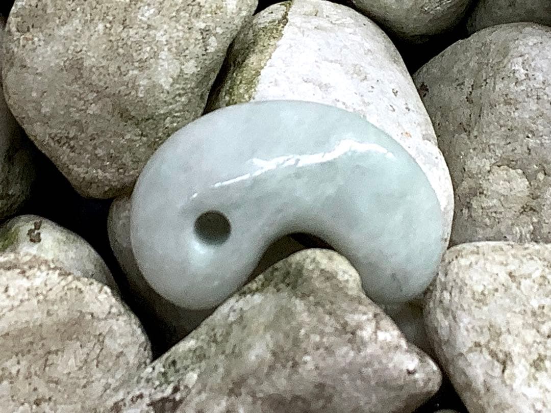 ✳勾玉の王道　糸魚川翡翠勾玉ジェダイト‼️ お身近のお守り守護石に　鑑別書付本物‼️