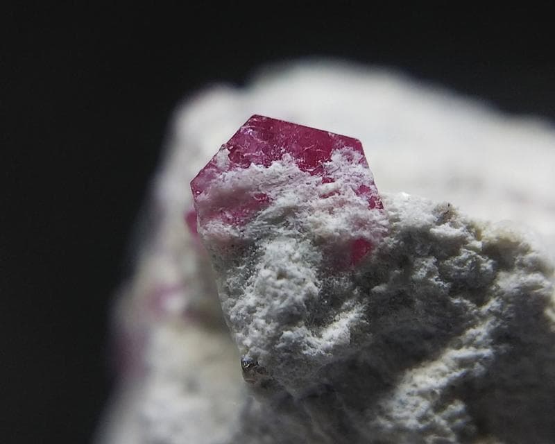 351 複数結晶 レッドベリル ビクスバイト レッドエメラルド 結晶 標本