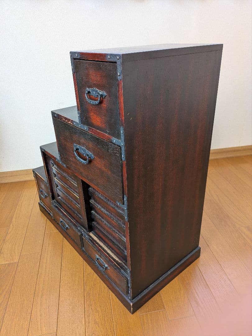 2/3迄の出品です。木製階段型箪笥 6引き出し