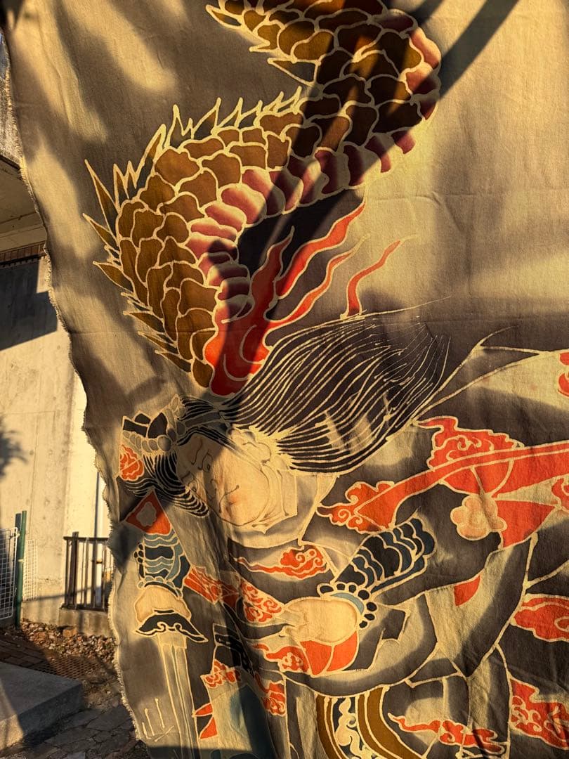 ◯手描きロウケツ染め布 　図柄、若武者と戦う悪龍