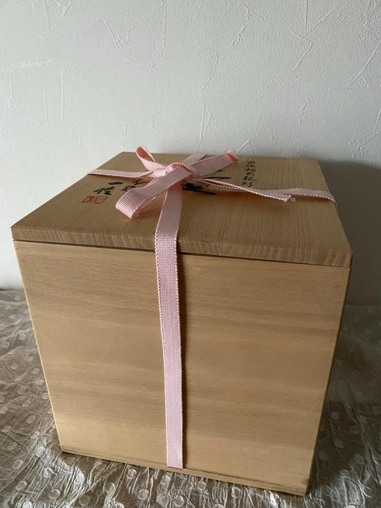 淡桜釉裏銀彩壷　中田一於