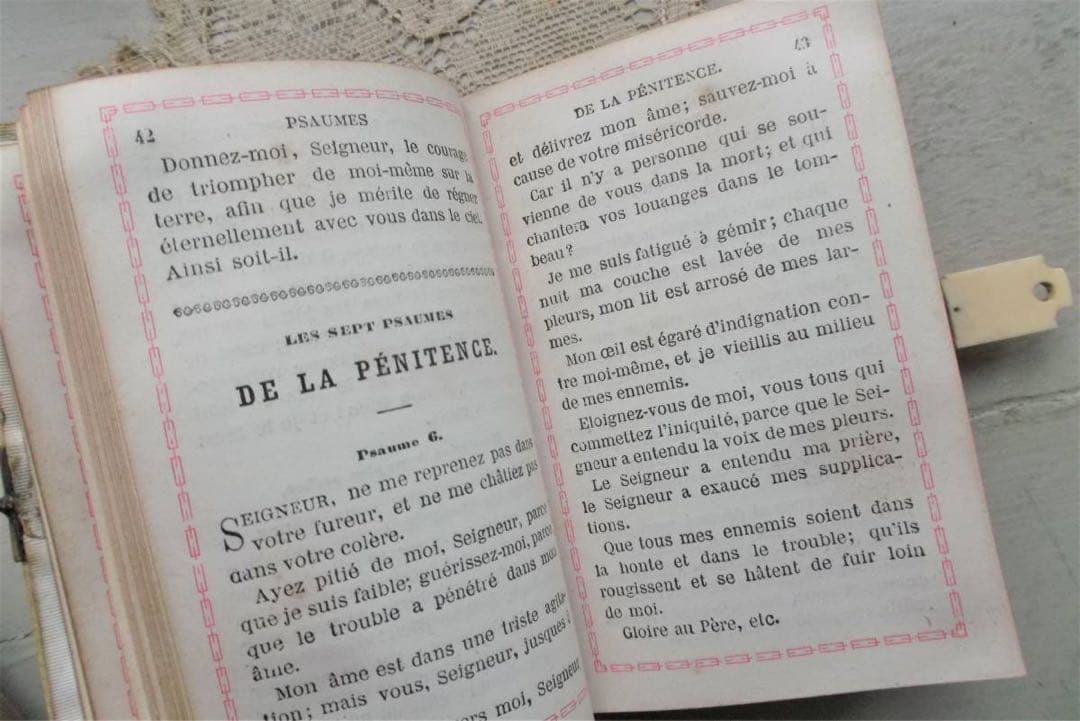 フランスアンティーク■アイボリーの表紙の祈祷書 花 古い本　セルロイド
