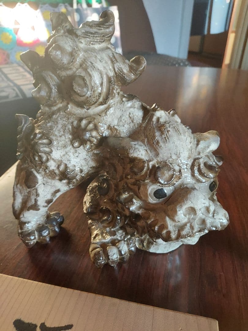 陶器 獅子像 金色と白色の工芸品
