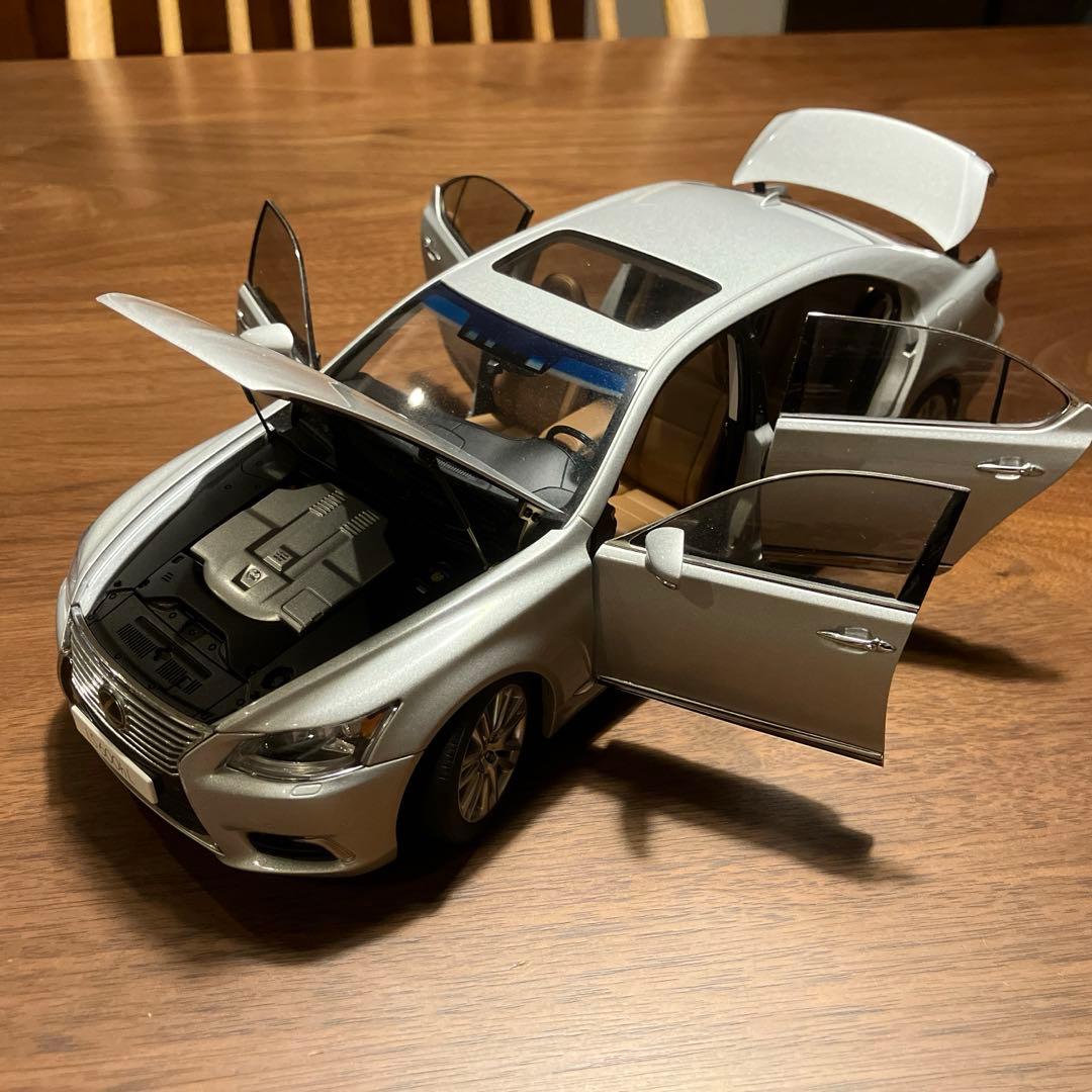 オートアート 1/18 レクサス LS600hL シルバー ミニカー