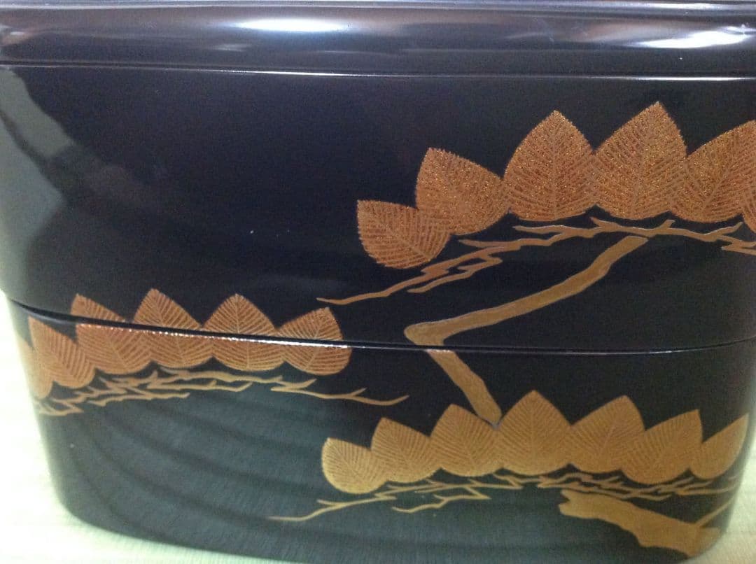 本金蒔絵二段重箱　精密な蒔絵