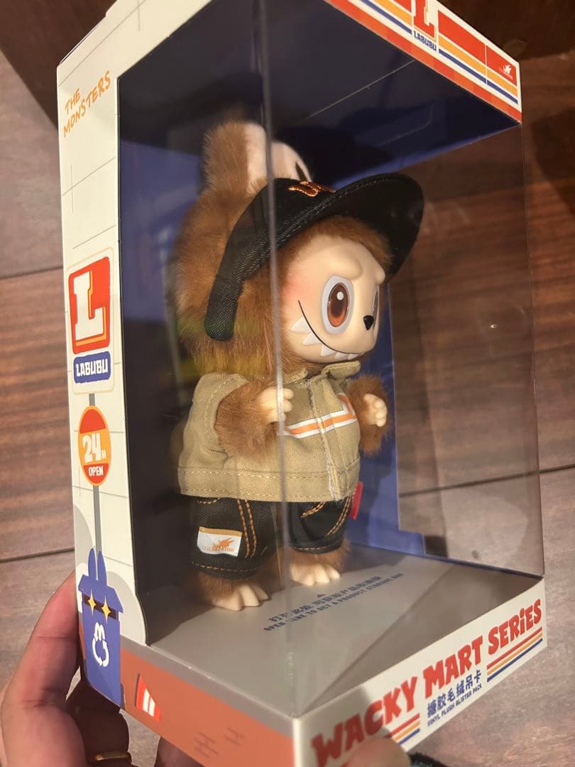 【完全正規品】POP MARTワッキーマート　店員ラブブ