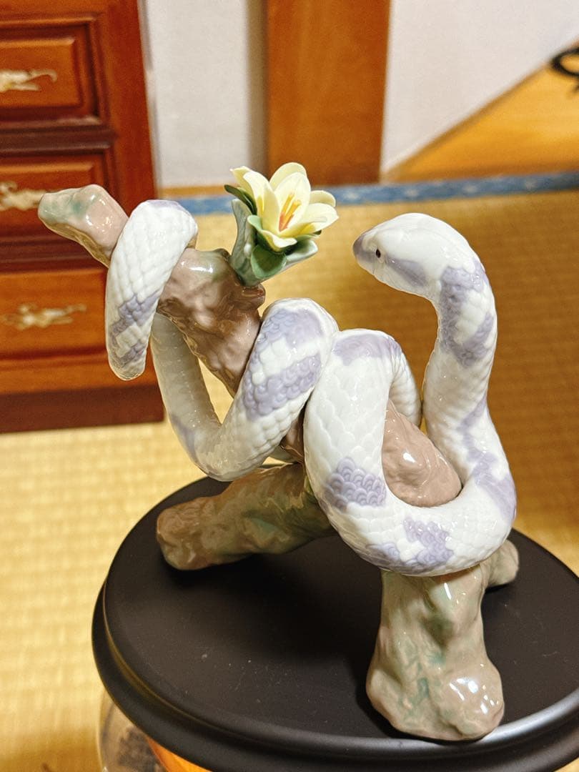 スペインの上品な「リャドロ」製の蛇年の生肖磁器人形の置物