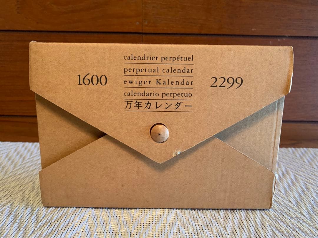 ユニークな永久カレンダー　木製　過去や未来の曜日を簡単に調べられる　フランス製