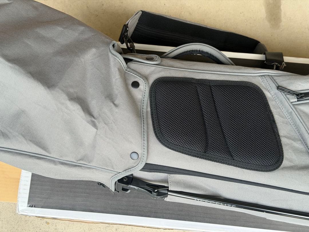 デサントゴルフ　スタンドキャディバッグ　ヘッドカバーセット