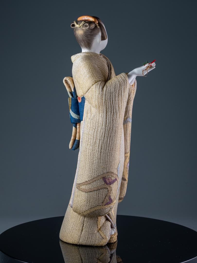 日本工芸会正会員 雨宮弘子作 嵌込人形『佳日』台共箱付 図録掲載品