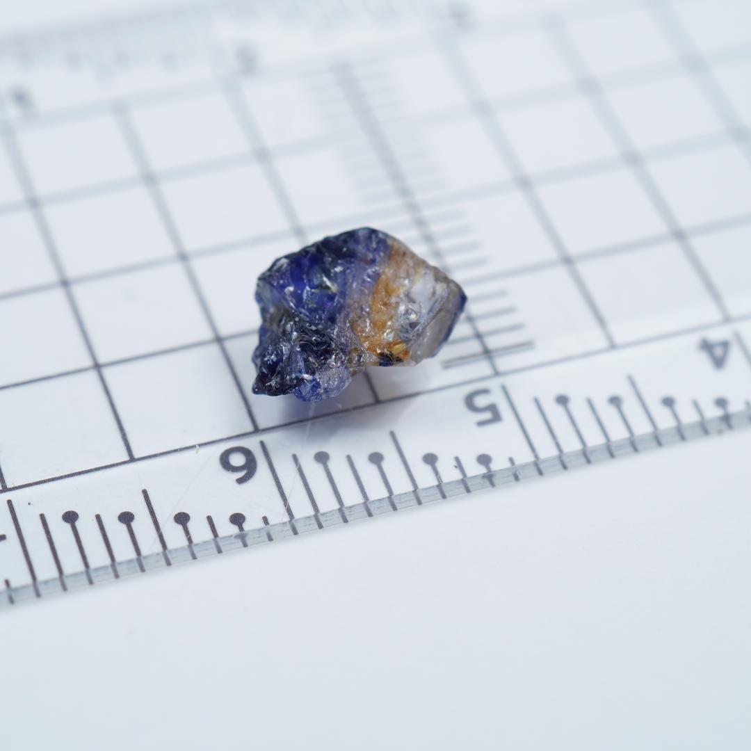 ウインザバイカラーブルーサファイア　原石　タンザニア