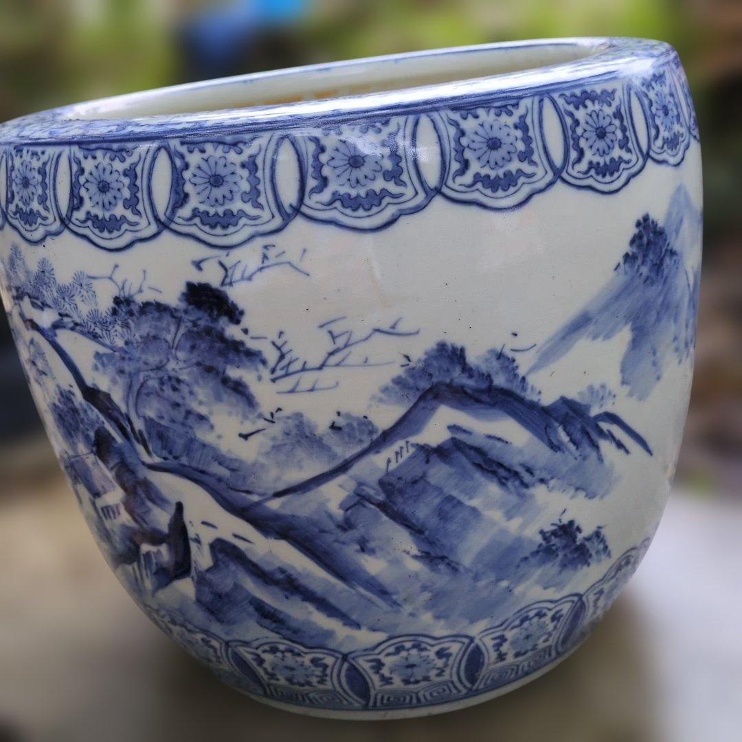 青白い山水画の陶器。火鉢、植木水鉢、 約30cm　高さ：約25.5cm
