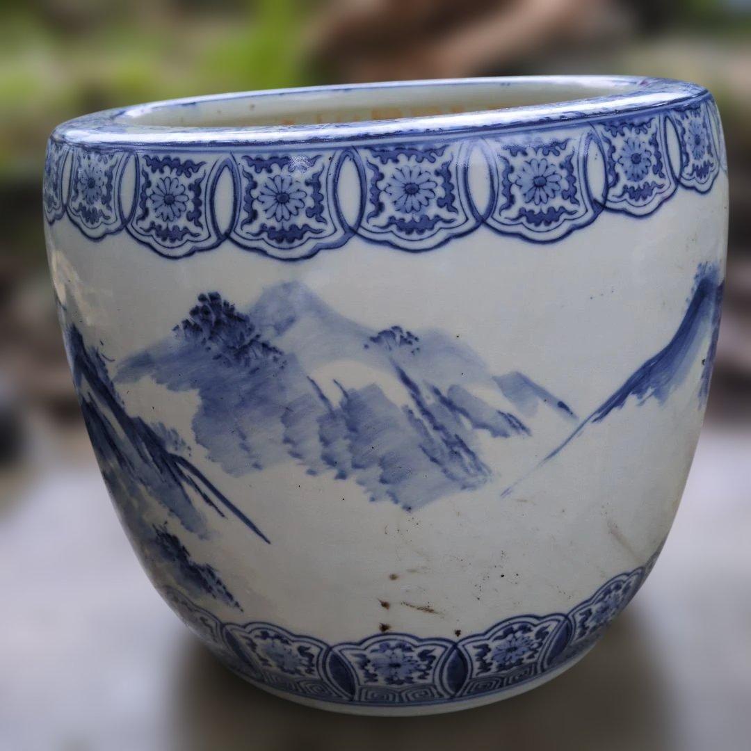 青白い山水画の陶器。火鉢、植木水鉢、 約30cm　高さ：約25.5cm