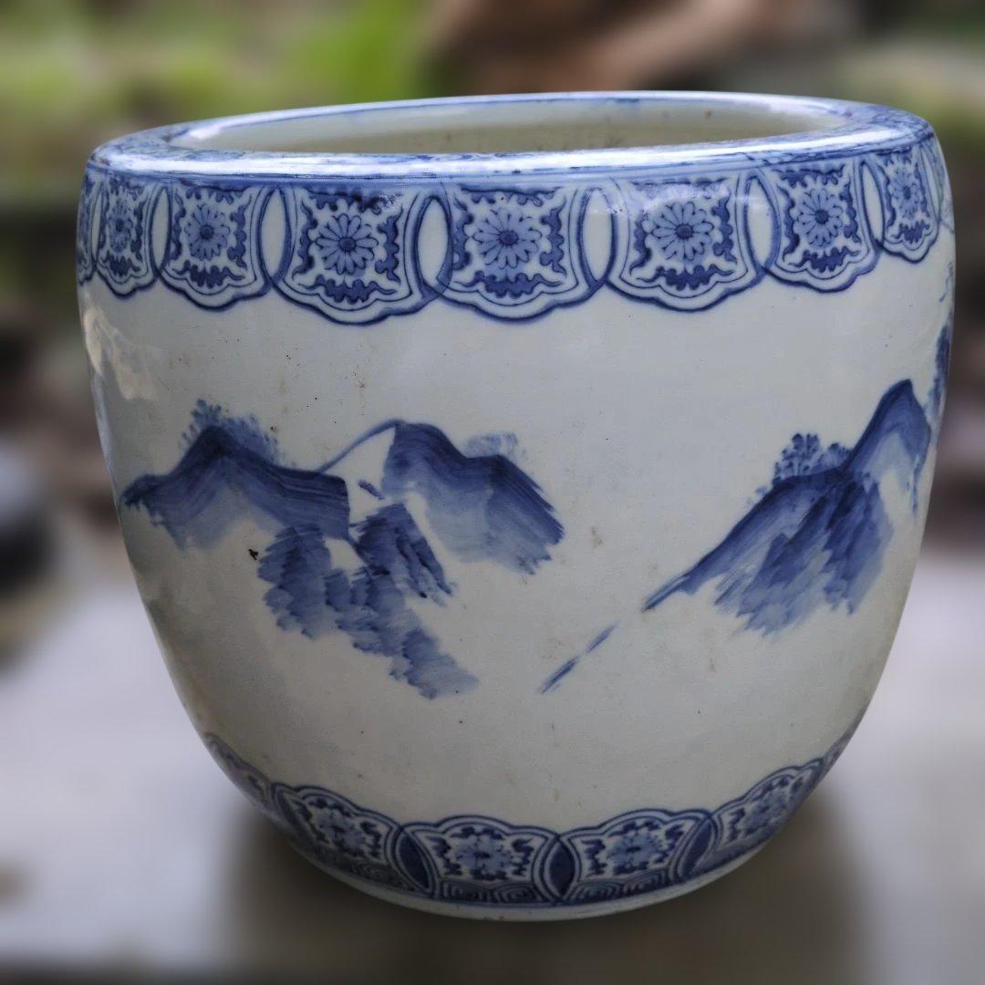 青白い山水画の陶器。火鉢、植木水鉢、 約30cm　高さ：約25.5cm