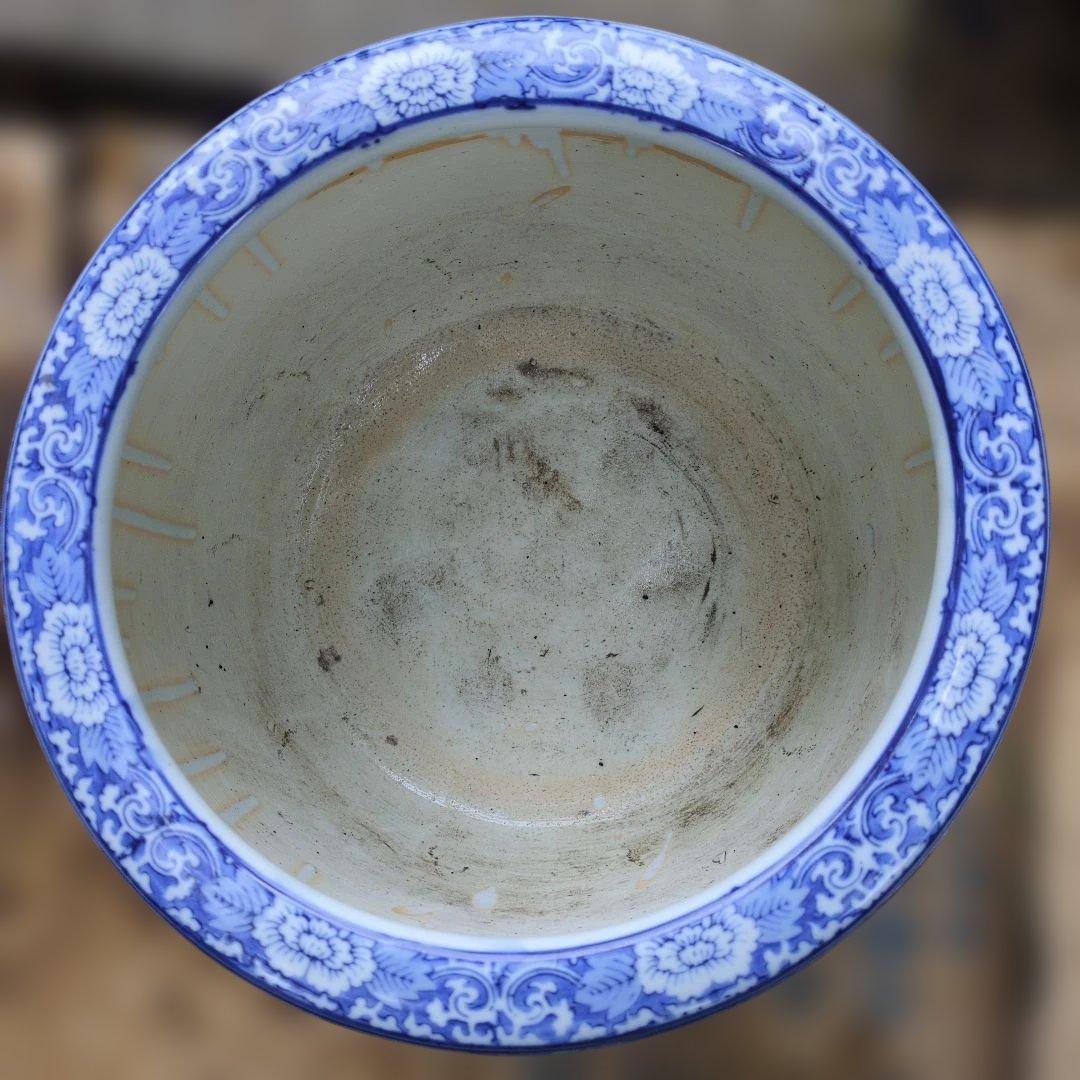 青白い山水画の陶器。火鉢、植木水鉢、 約30cm　高さ：約25.5cm