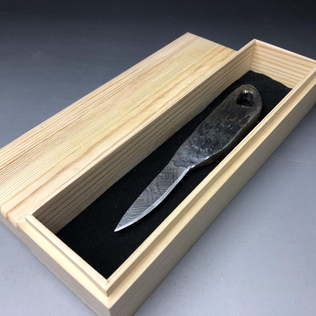 ｂ*ｂ様 アルタイ隕石　 鉄隕石　メテオライト　模造刀　重さ約152ｇ 共箱