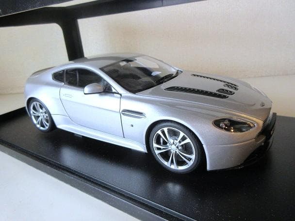 特価 AUTOart (1/18) アストンマーチン V12 Vantage